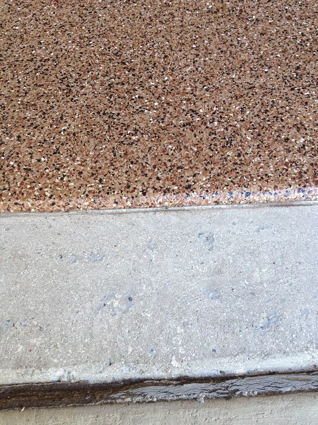 Brown flake epoxy wrapping the nose of a garage step