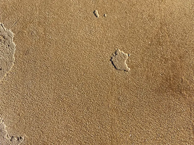 Close view of a knockdown texture in a gold microtopping