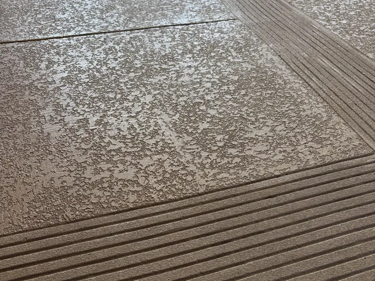 Pool steps finished in textured cool deck with grooved non-slip treads